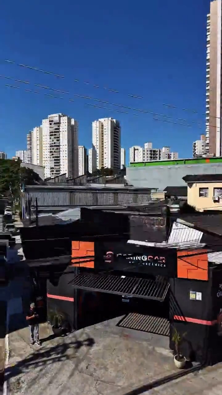 Fachada da Caring Car vista de cima, na Av. Nossa Senhora do Sabará, com os prédios da região ao fundo