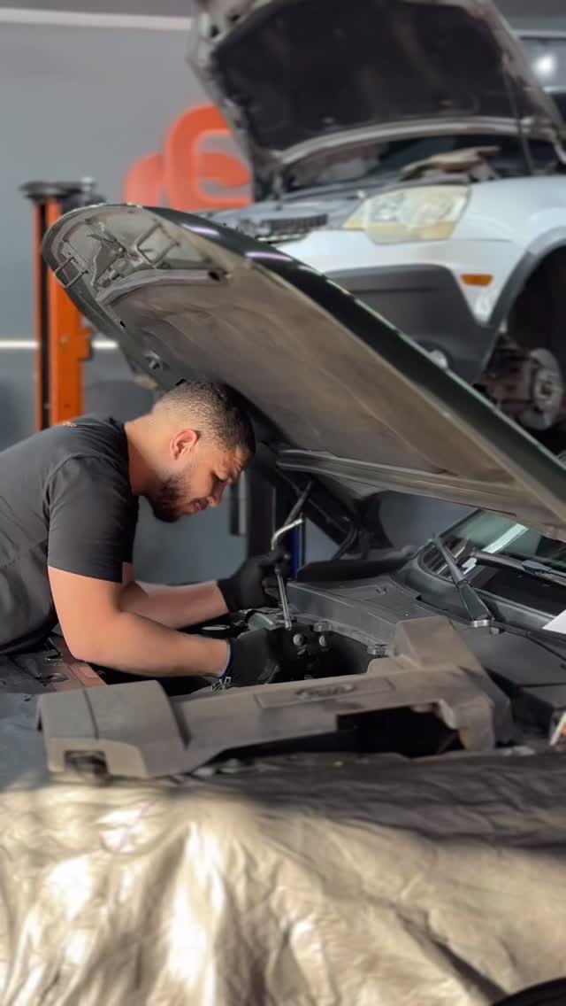 Mecânico da Caring Car em atendimento